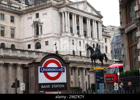 London, Großbritannien. Februar 2024. Die Bank of England in der City of London. Morgen, den 14. Februar, wird das Amt für nationale Statistik um 7 Uhr die neuesten Inflationszahlen veröffentlichen. Dies könnte dazu führen, dass die Bank of England den Zinssatz anpasst, der derzeit bei 5,25 % liegt. Das Ziel liegt bei 2 %. Quelle: Karl Black/Alamy Live News Stockfoto
