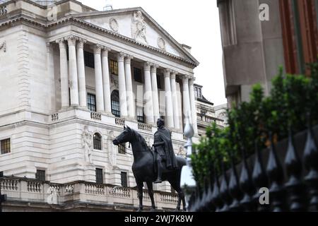 London, Großbritannien. Februar 2024. Die Bank of England in der City of London. Morgen, den 14. Februar, wird das Amt für nationale Statistik um 7 Uhr die neuesten Inflationszahlen veröffentlichen. Dies könnte dazu führen, dass die Bank of England den Zinssatz anpasst, der derzeit bei 5,25 % liegt. Das Ziel liegt bei 2 %. Quelle: Karl Black/Alamy Live News Stockfoto
