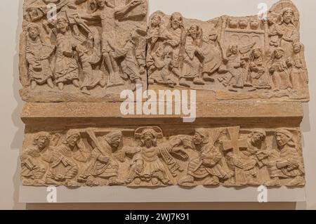 Platte mit Dekoration in der Gipsgussmalerie der normannischen Schwäbischen Burg ( Castello Normanno Svevo). Stadtzentrum von Bari, Region Apulien, (Apulien Stockfoto