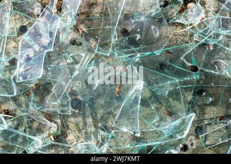 Urbanes Zerfall: Hintergrund mit Glasbruch für Sicherheitsrisiko Stockfoto