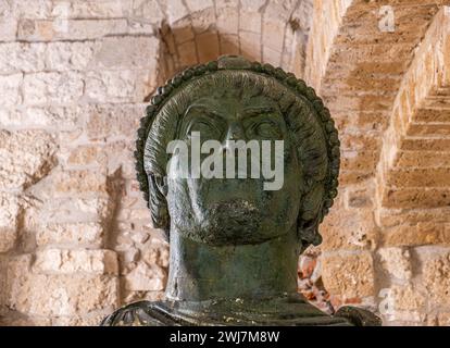 Eraclio Kopf ( colosso di Barletta) in der Gipsgussgalerie der normannischen Schwäbischen Burg ( Castello Normanno Svevo), Bari, Apulien Stockfoto