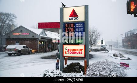 NORWALK, CT, USA - 13. FEBRUAR 2024: Citgo Tankstelle mit Coffee Shop während Schneesturm im Februar 2024 an der Ostküste. Stockfoto