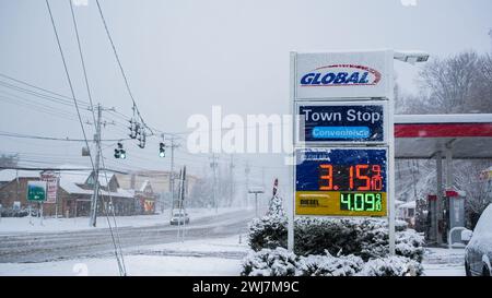 NORWALK, CT, USA - 13. FEBRUAR 2024: Globale Tankstelle während des Schneesturms im Februar 2024 an der Ostküste und der leeren Post Road in der Nähe der Ausfahrt 14 zur I 95 Stockfoto