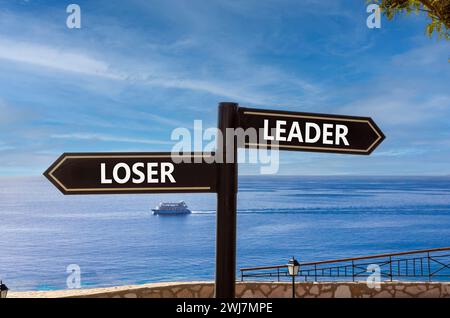 Symbol für Führungskraft oder Verlierer. Konzeptwort Leader oder Loser auf wunderschönem Wegweiser mit zwei Pfeilen. Wunderschöner blauer Meereshimmel mit Wolken Hintergrund. Unternehmen und Stockfoto