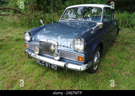 Ein Sunbeam Rapier aus dem Jahr 1966 parkte auf der 48th Historic Vehicle Gathering in Powderham, Devon, England, Großbritannien. Stockfoto