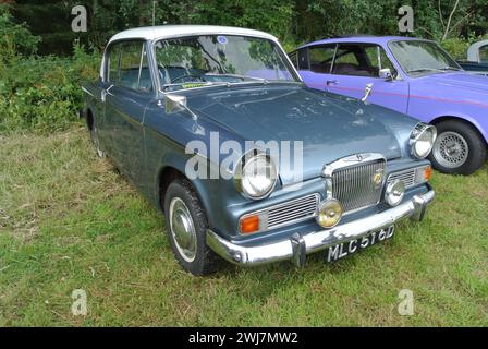 Ein Sunbeam Rapier aus dem Jahr 1966 parkte auf der 48th Historic Vehicle Gathering in Powderham, Devon, England, Großbritannien. Stockfoto