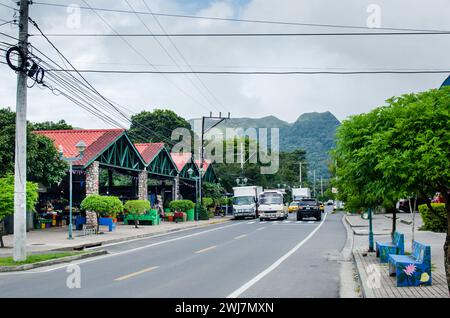 Genießen Sie die lebhafte Hauptstraße von El Valle de Anton, mit dem berühmten Markt und dem schlafenden India Hill in der Ferne. Stockfoto