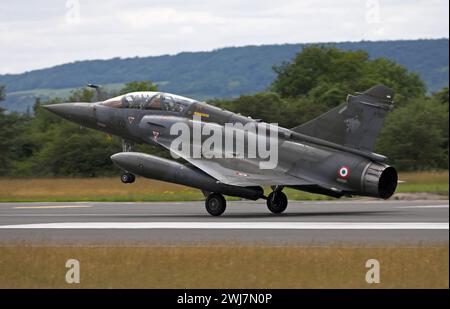 Ein Kampfflugzeug der französischen Luftwaffe ArmÃ e de lÂ Air vom Typ Mirage 2000D bei der Landung auf der französischen Luftwaffenbasis Nancy-Oachey B.A. 133. Der Kampfjet gehört zum EC03.003 - 3 Escadron de Chasse Ardennes , 1 Escadrille III/3 Hure Barre bleue . Ein Kampfflugzeug der französischen Luftwaffe ArmÃ e de lÂ Air vom Typ Mirage 2000D bei der Landung auf der französischen Luftwaffenbasis Nancy-Oachey B.A. 133. Der Kampfjet gehört zum EC03.003 - 3 Escadron de Chasse Ardennes , 1 Escadrille III/3 Hure Barre bleue . Region Nancy Grand Est Frankreich *** Eine französische Luftwaffe ArmÃ e de l Stockfoto