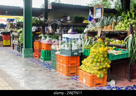 Der kommunale Markt von El Valle de Anton ist ein beliebter Ort, der frische Produkte, lokales Kunsthandwerk und typische Süßigkeiten anbietet. Stockfoto