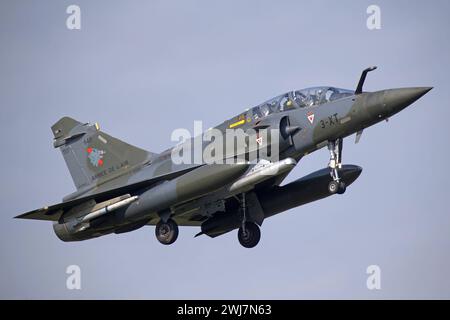 Ein Kampfflugzeug der französischen Luftwaffe ArmÃ e de lÂ Air vom Typ Dassault Mirage 2000D landet auf der niederländischen Luftwaffenbasis Leeuwarden während der NATO-Luftwaffenübung Frisian Flag. Ein Kampfflugzeug der französischen Luftwaffe ArmÃ e de lÂ Air vom Typ Dassault Mirage 2000D landet auf der niederländischen Luftwaffenbasis Leeuwarden während der NATO-Luftwaffenübung Frisian Flag. Leeuwarden Friesland Niederlande *** Ein französisches Luftwaffenflugzeug Armée de lair Dassault Mirage 2000D landet auf dem Luftwaffenstützpunkt Leeuwarden in den Niederlanden während der NATO-Luftwaffenübung Frisian FLA Stockfoto