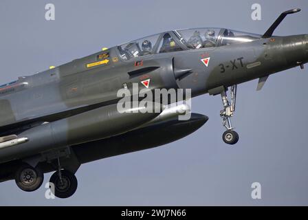 Ein Kampfflugzeug der französischen Luftwaffe ArmÃ e de lÂ Air vom Typ Dassault Mirage 2000D landet auf der niederländischen Luftwaffenbasis Leeuwarden während der NATO-Luftwaffenübung Frisian Flag. Ein Kampfflugzeug der französischen Luftwaffe ArmÃ e de lÂ Air vom Typ Dassault Mirage 2000D landet auf der niederländischen Luftwaffenbasis Leeuwarden während der NATO-Luftwaffenübung Frisian Flag. Leeuwarden Friesland Niederlande *** Ein französisches Luftwaffenflugzeug Armée de lair Dassault Mirage 2000D landet auf dem Luftwaffenstützpunkt Leeuwarden in den Niederlanden während der NATO-Luftwaffenübung Frisian FLA Stockfoto