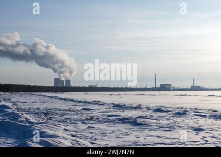 Kernkraftwerk Leningrad an der Ostseeküste, Landschaftsfoto an einem Wintertag Stockfoto