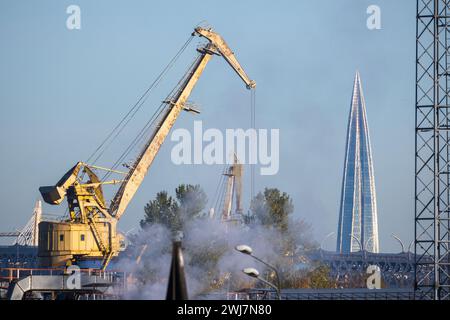 Blick auf das Industrieviertel mit gelbem Portalkran im Hafen von Sankt Petersburg, Russland Stockfoto