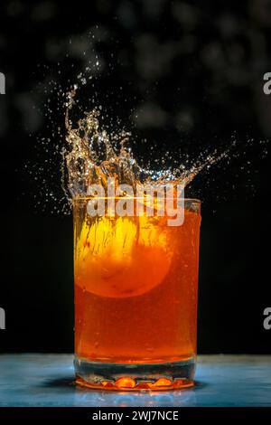 Schlüpfen Sie in die Tradition: Indischer Sarsaparilla-Saft (Nannari Sarbath), gefangen im bezaubernden Licht des Blitzlichts. Stockfoto