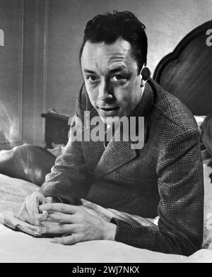 Albert Camus. Porträt des französischen Schriftstellers und Philosophen Albert Camus (1913–1960) 1957 Stockfoto