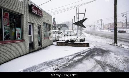 NORWALK, CT, USA - 13. FEBRUAR 2024: Blick von der Post Road in der Nähe von Carvel Ice Cream Shop während Schneesturm im Februar 2024 an der Ostküste und leerer Straße Stockfoto