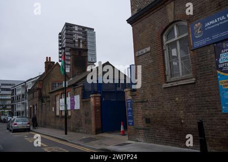 Jamiatul Ummah Boys School, Shadwell, East London, wo die Pro-Palästina-Flaggen vor den Fenstern des Klassenzimmers fliegen. Stockfoto