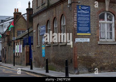 Jamiatul Ummah Boys School, Shadwell, East London, wo die Pro-Palästina-Flaggen vor den Fenstern des Klassenzimmers fliegen. Stockfoto