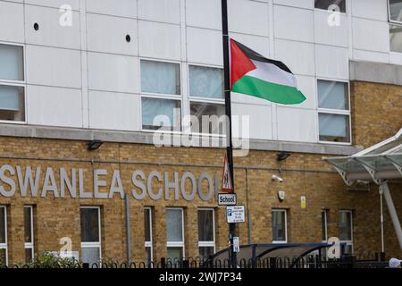 Die Swanlea Secondary School in Whitechapel, die jüdische Gemeinde im Osten Londons, befindet sich im „Zustand der Angst“, während palästinensische Flaggen vor Schulen im Tower Hamlets, Großbritannien, fliegen Stockfoto