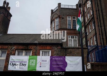 Jamiatul Ummah Boys School, Shadwell, East London, wo die Pro-Palästina-Flaggen vor den Fenstern des Klassenzimmers fliegen. Stockfoto