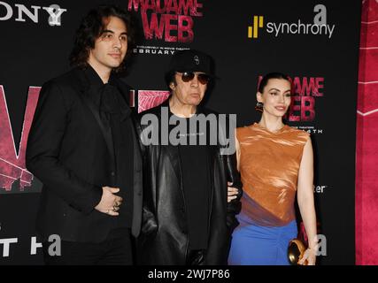 LOS ANGELES, KALIFORNIEN - 12. FEBRUAR: (L-R) Nick Simmons, Gene Simmons und Sophie Tweed-Simmons nehmen an der Weltpremiere von Sony Pictures „Madame W“ Teil Stockfoto