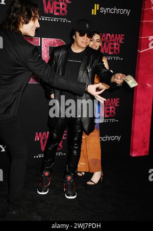 LOS ANGELES, KALIFORNIEN - 12. FEBRUAR: (L-R) Nick Simmons, Gene Simmons und Sophie Tweed-Simmons nehmen an der Weltpremiere von Sony Pictures „Madame W“ Teil Stockfoto