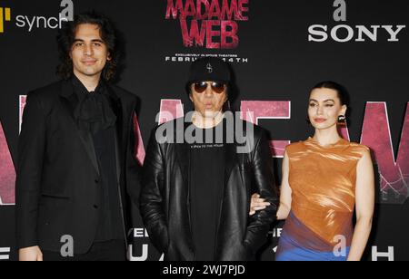 LOS ANGELES, KALIFORNIEN - 12. FEBRUAR: (L-R) Nick Simmons, Gene Simmons und Sophie Tweed-Simmons nehmen an der Weltpremiere von Sony Pictures „Madame W“ Teil Stockfoto