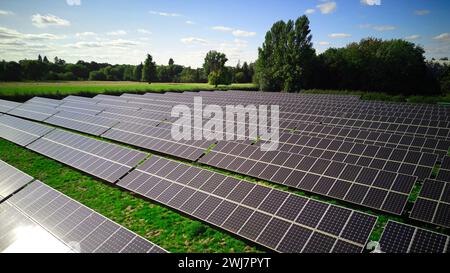 Luftdrohenshot Von Solarpaneelen Im Feld Zur Erzeugung Erneuerbarer Nachhaltiger Energie Auf Dem Land Stockfoto