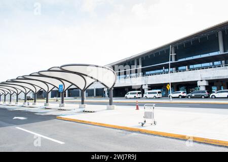 Fassade des Terminals II am Flughafen Tocumen. Stockfoto