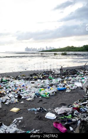 Die Plastikverschmutzung an der Mündung des Rio Abajo an der Costa del Este stellt eine ernste Bedrohung für die Meereslebewesen und die Ökosysteme der Küsten dar. Stockfoto