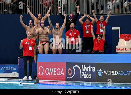 Doha, Katar. Februar 2024. Players of Croatia feiert den Sieg beim Viertelfinale der Männer im Wasser-Polo zwischen Kroatien und Serbien bei der Doha Aquatics World Championships 2024 im Aspire Dome am 13. Februar 2024 in Doha, Katar. Foto: David Damnjanovic/PIXSELL Credit: Pixsell/Alamy Live News Stockfoto