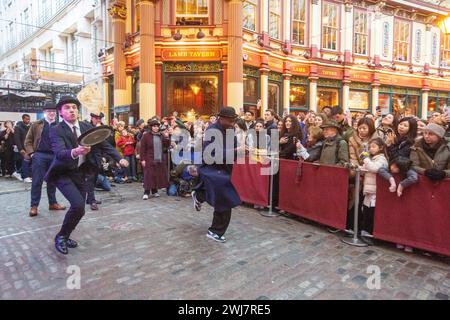 London, England, Großbritannien. Februar 2024. Die Leute nehmen am jährlichen Leadenhall Market Pancake Race Teil, indem sie Pfannkuchen, die von der Lamb Tavern gekocht werden, umdrehen, um die Trophäe für goldene Bratpfannen, London (Credit Image: © Tayfun Salci/ZUMA Press Wire) NUR REDAKTIONELLE VERWENDUNG! Nicht für kommerzielle ZWECKE! Stockfoto