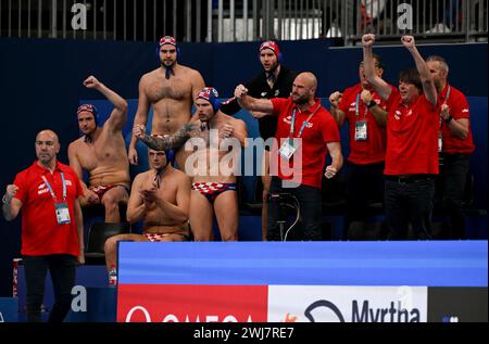 Doha, Katar. Februar 2024. Players of Croatia feiert den Sieg beim Viertelfinale der Männer im Wasser-Polo zwischen Kroatien und Serbien bei der Doha Aquatics World Championships 2024 im Aspire Dome am 13. Februar 2024 in Doha, Katar. Foto: David Damnjanovic/PIXSELL Credit: Pixsell/Alamy Live News Stockfoto