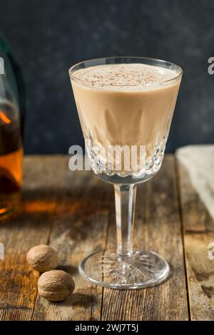 Spritziger Cold Brandy Alexander Cocktail mit Muskatnuss Stockfoto