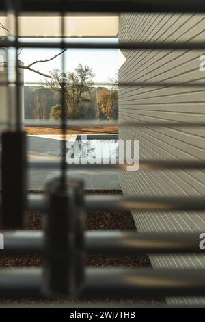 Blick auf den Außenpool vom Fenster eines Zimmers im Haus. Vertikal. Stockfoto