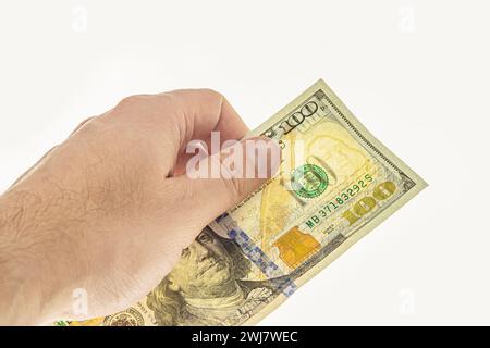 Echtheitsprüfung der Banknote in Höhe von 100 Dollar für die Freigabe. Wasserzeichen auf einem 100-Dollar-Schein. Banknote in der Hand auf weißem Hintergrund mit Wasserzeichen. Frankl Stockfoto