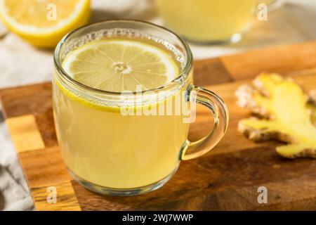 Warmer gesunder Ingwer Zitronentee in einer Glasbecher Stockfoto