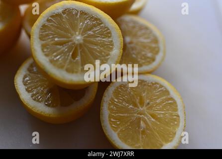Orangen und in Scheiben geschnittene Zitronen auf einem Tisch Stockfoto