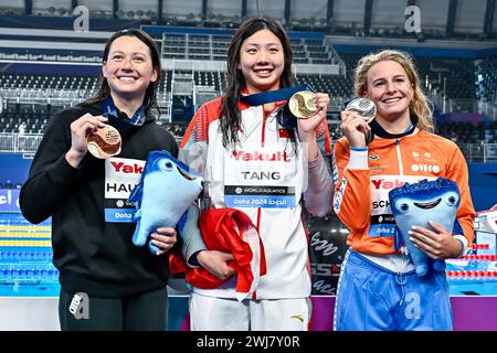 Doha, Katar. Februar 2024. Qianting Tang aus China, Gold, TEs Schouten aus den Niederlanden, Silber, Siobhan Bernadette Haughey aus Hongkong, Bronze zeigen die Medaillen nach dem 100-m-Finale der schwimmenden Frauen während der 21. Aquatikweltmeisterschaft im Aspire Dome in Doha (Katar), 13. Februar 2024. Quelle: Insidefoto di andrea staccioli/Alamy Live News Stockfoto