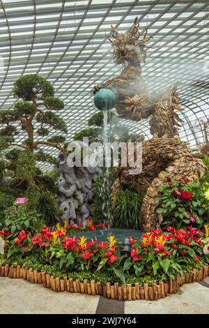 Gardens by the Bay in Singapur feiert das Jahr des Drachen am chinesischen Neujahr mit einem Drachen im Flower Dome. Stockfoto