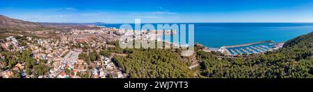 Mediterranes Panorama: Oropesa del Mar, Stadt in Valencia Gemeinschaft, Spanien. Stockfoto