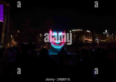 Talking Heads, ein Kunstwerk des ungarischen Künstlers Viktor Vicsek und Limelight, beim Lux Helsinki Light Art Festival in Helsinki, Finnland Stockfoto