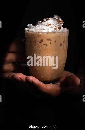 Eiskaffee mit Schlagsahne und Zimt Stockfoto