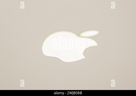 Weißes Apple-Logo auf Titan-Hintergrund. Nahaufnahme hat eine hohe Auflösung. Computermaterial aus Aluminium mit Apple-Logo. Apple-Logo auf einem Handy. Kiew, Stockfoto