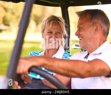 Nahaufnahme Eines Seniorenpaares, Das Zusammen Im Buggy Auf Dem Golfplatz Sitzt Stockfoto