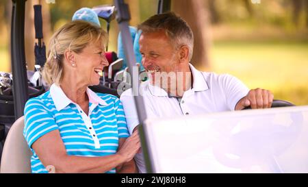 Nahaufnahme Eines Seniorenpaares, Das Zusammen Im Buggy Auf Dem Golfplatz Sitzt Stockfoto