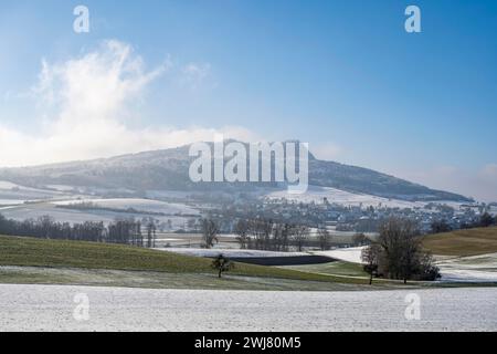 Winterlandschaft mit dem Hegauer Vulkan Hohenstoffeln und der Hegauer Gemeinde Weiterdingen, Landkreis Konstanz, Baden-Württemberg, Deutschland Stockfoto