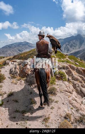 Traditioneller kirgisischer Adlerjäger, in der Nähe von Kirgisil-Suu, Kirgisistan Stockfoto