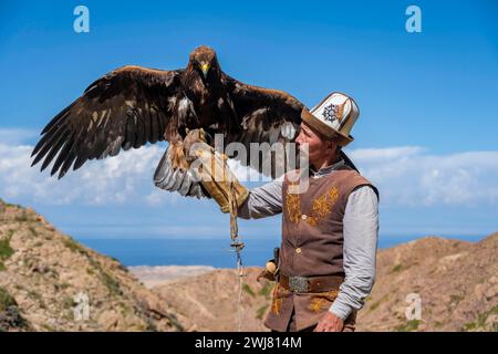 Traditioneller kirgisischer Adlerjäger mit Adler in den Bergen, in der Nähe von Kirgisil-Suu, Kirgisistan Stockfoto