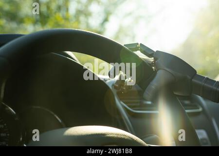 Roboterarm an einem Lenkrad. Künstliche Intelligenz fährt ein Auto. Autonomes Fahrzeugkonzept Stockfoto